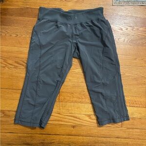 3/$15 ❤️ Zella Gray Athletic Capris. Pants.
